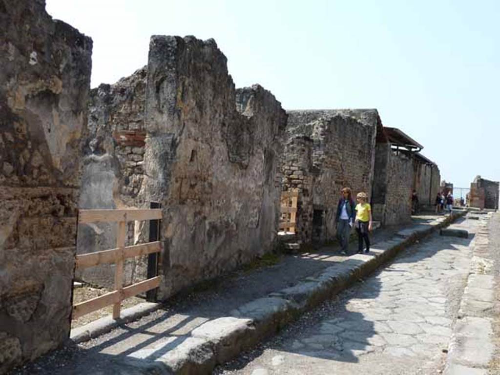 Vicolo della Regina, south side, May 2010. Looking west along VIII.2