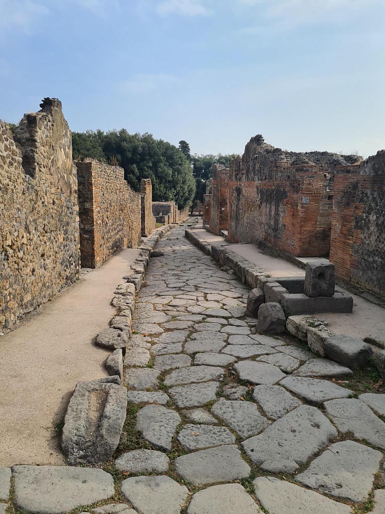 Vicolo della Regina, Pompeii. October 2023.
Looking east from junction with Vicolo dei Dodici Dei. Photo courtesy of Klaus Heese.