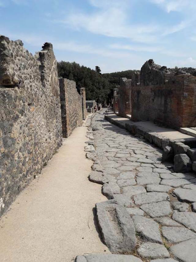 Vicolo della Regina, April 2017.
Looking east from junction with Vicolo dei Dodici Dei.
Photo courtesy of Dr Paul J. Turner.