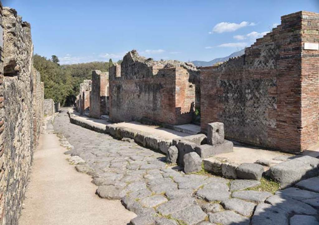 Vicolo della Regina. April 2018. Looking east from junction with Vicolo dei Dodici Dei. Photo courtesy of Ian Lycett-King.
Use is subject to Creative Commons Attribution-NonCommercial License v.4 International.