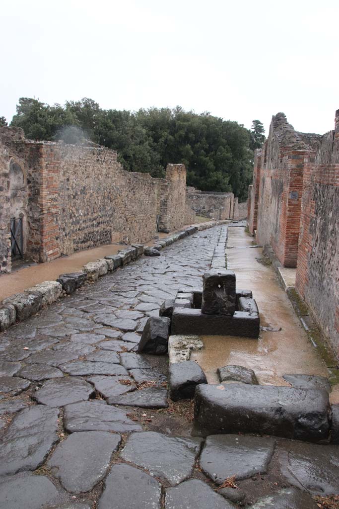 Vicolo della Regina, October 2020.
Looking east, from near VIII.2.29, on right. Photo courtesy of Klaus Heese.