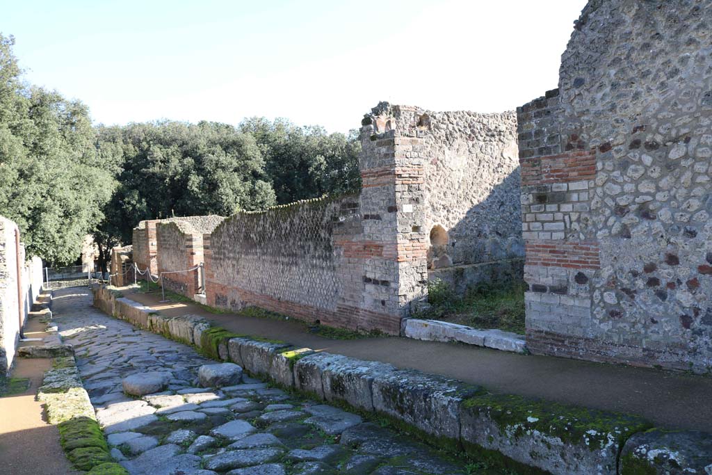 Vicolo della Regina, Pompeii. December 2018.
Looking east along south side of roadway, from VIII.2.35, on right. Photo courtesy of Aude Durand.