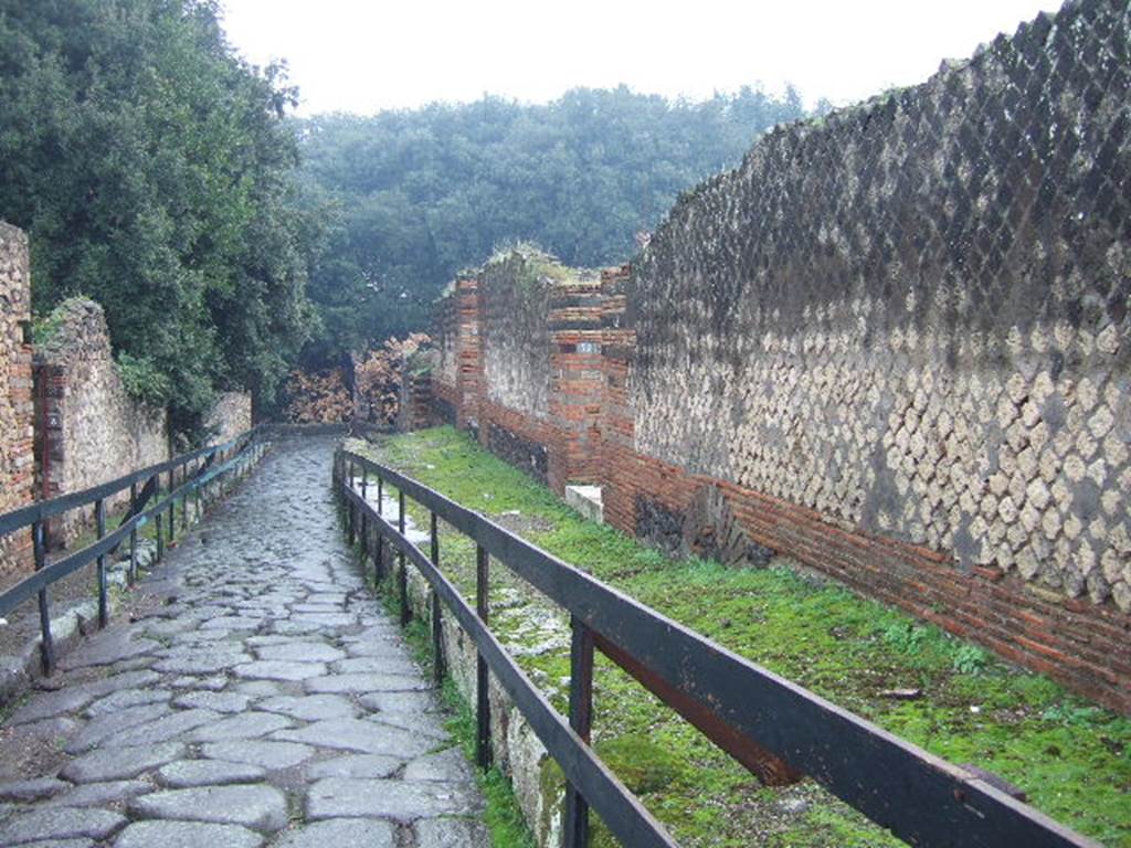 Vicolo della Regina. December 2005. Looking east between VIII.6 and VIII.2, towards junction with Via dei Teatri.