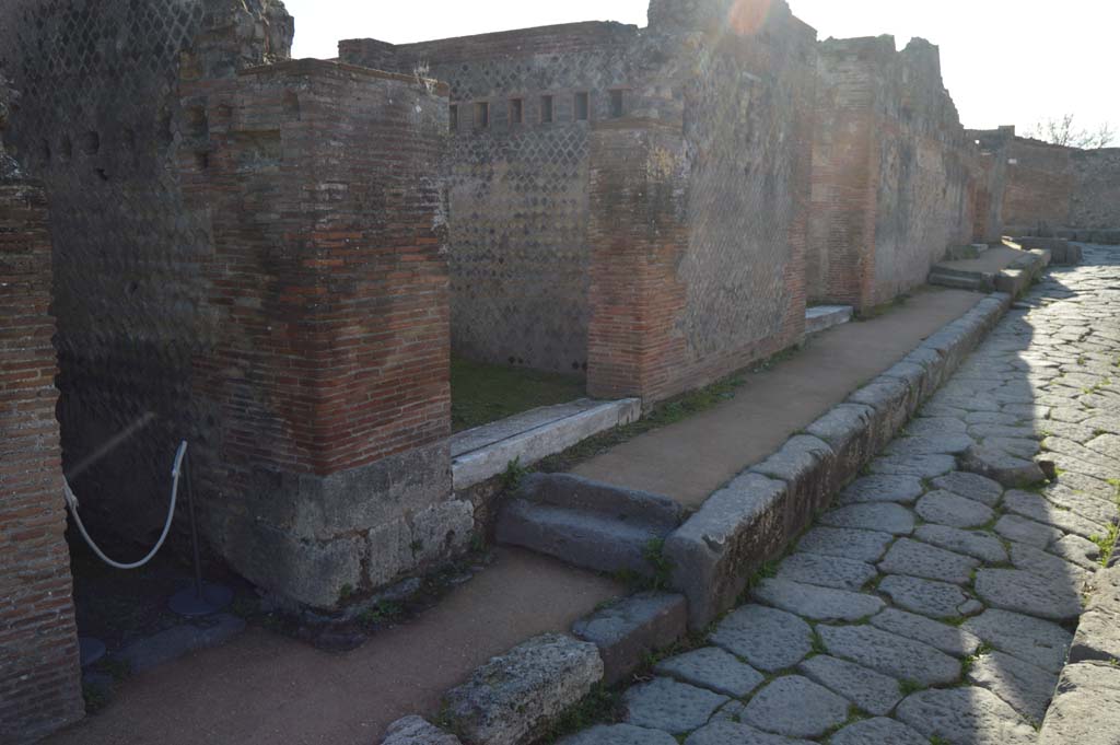 Vicolo della Regina. March 2018. Looking west from VIII.2.32.
Foto Taylor Lauritsen, ERC Grant 681269 DÉCOR.