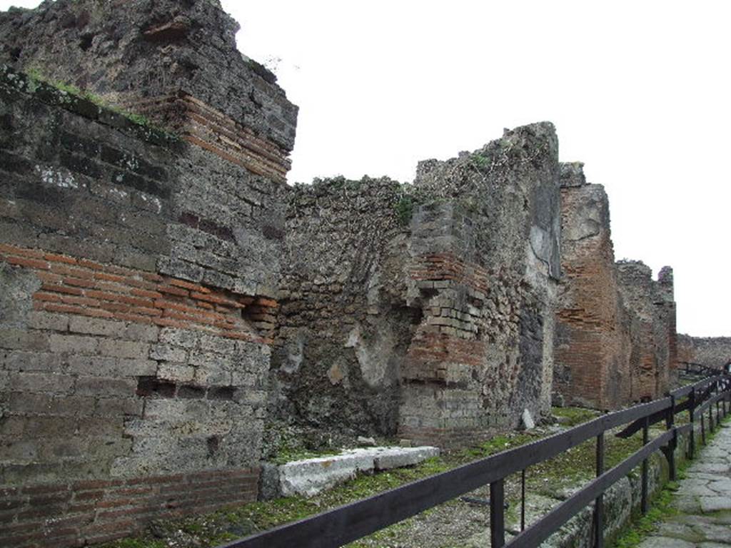 Vicolo della Regina, south side, December 2006. Looking west from VIII.2.35.