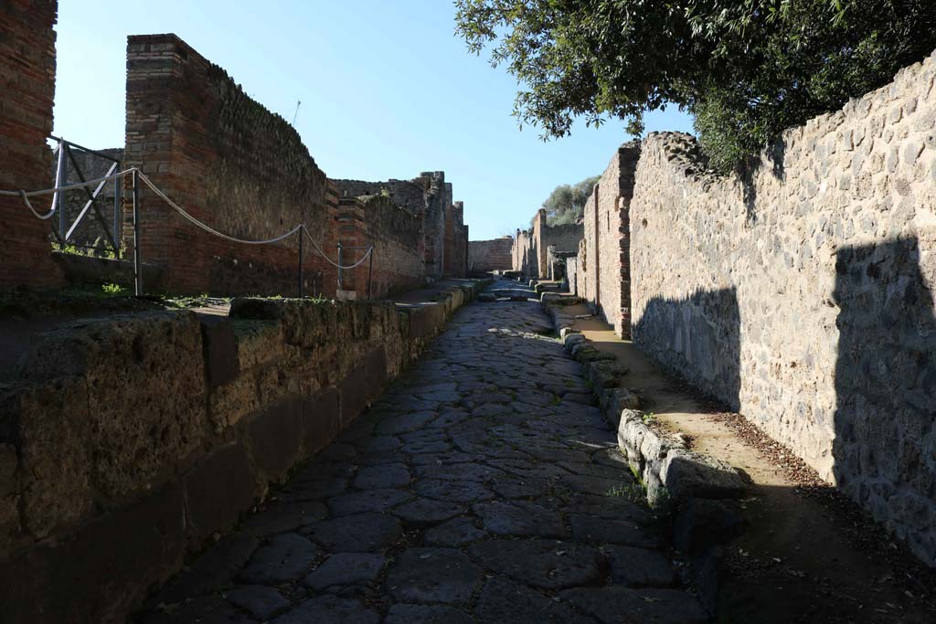 Vicolo della Regina, Pompeii. December 2018.
Looking west along roadway between VIII.2, on left, and VIII.6, on right. Photo courtesy of Aude Durand.