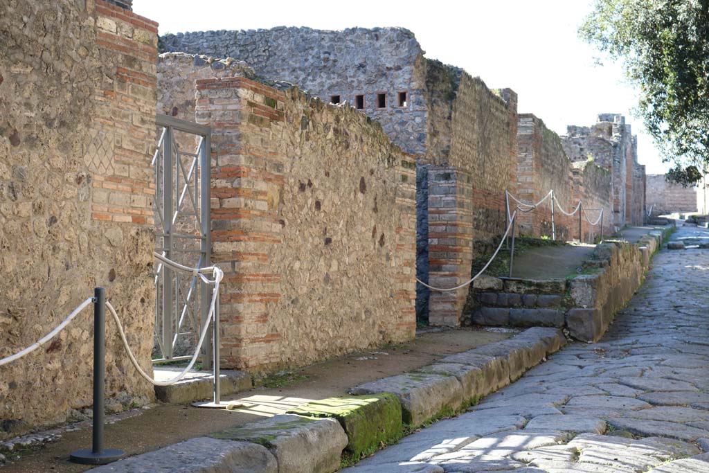 Vicolo della Regina, Pompeii. December 2018.
Looking west along south side of roadway from VIII.2.39, on left. Photo courtesy of Aude Durand.