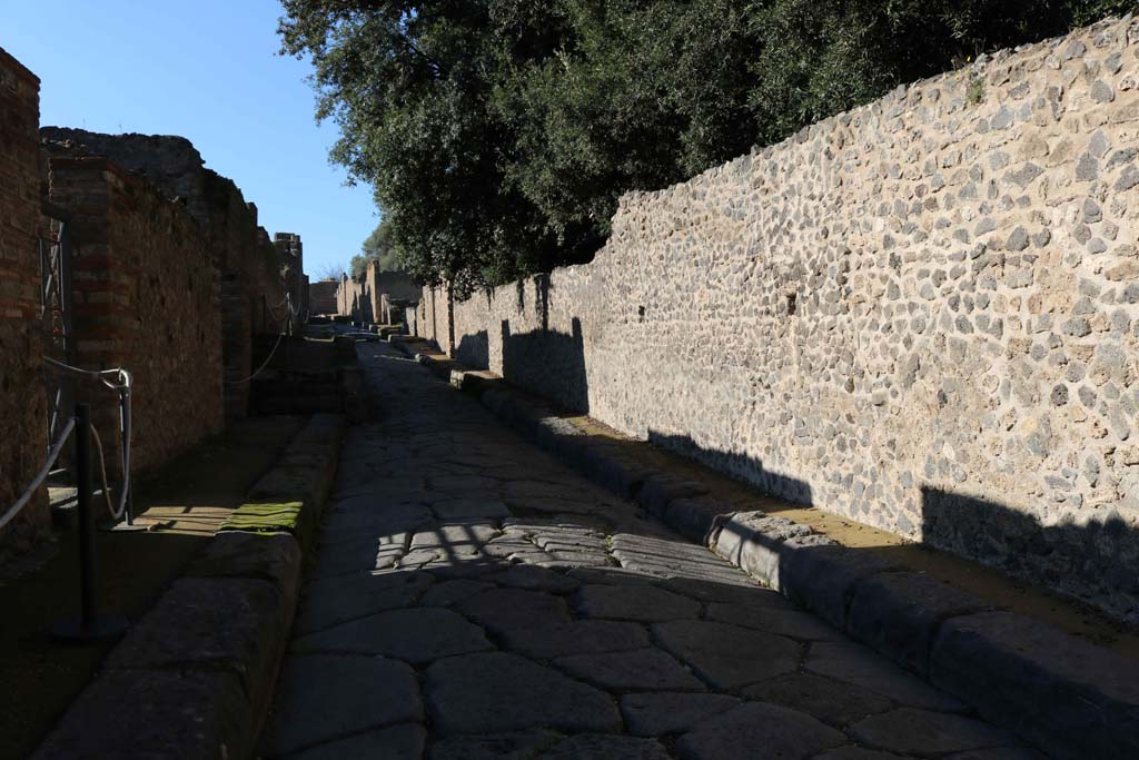 Vicolo della Regina, Pompeii. December 2018.
Looking west between VIII.2, on left, and VIII.6, on right. Photo courtesy of Aude Durand.