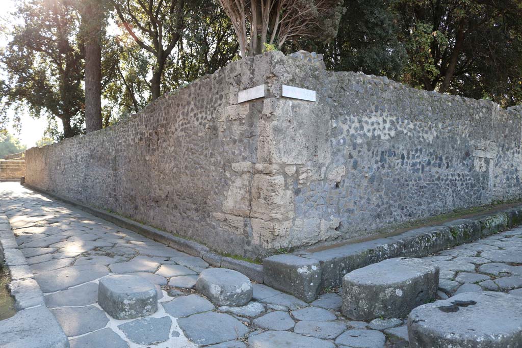 Via dei Teatri, Pompeii, on left. December 2018.
Looking south towards junction with Vicolo della Regina, from junction with Vicolo delle Pareti Rosse, on right. Photo courtesy of Aude Durand.