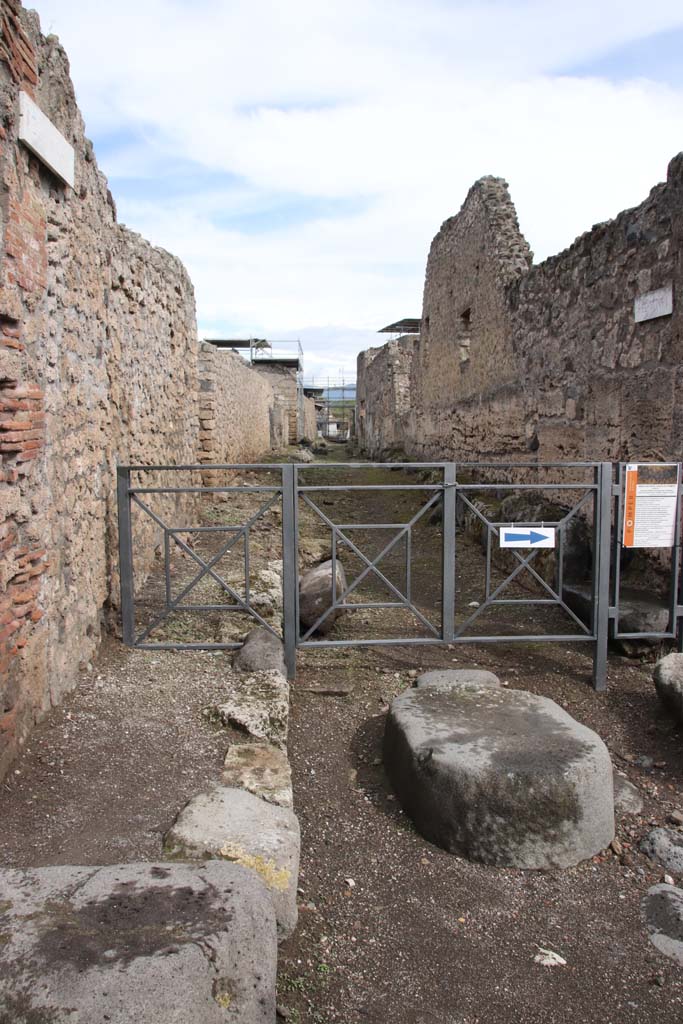 Vicolo delle Nozze d’Argento between V.6 and V.1. October 2020. Looking east from crossroads with Via del Vesuvio (Via Stabiana).
Photo courtesy of Klaus Heese.