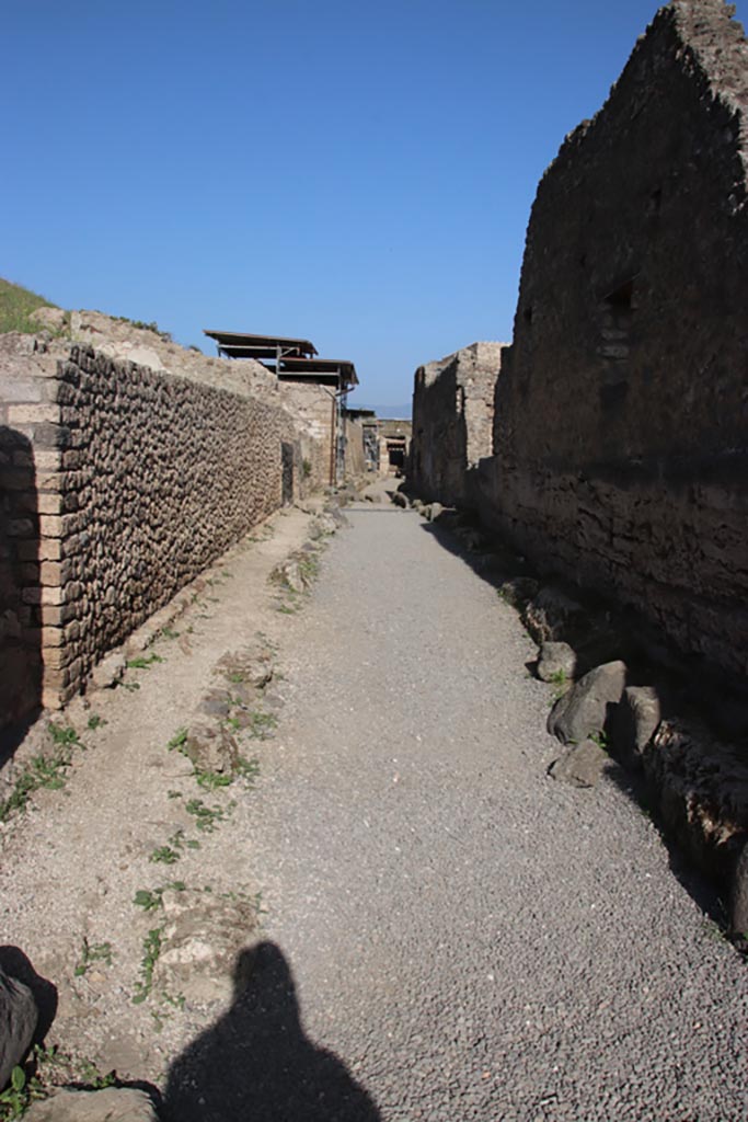 Vicolo delle Nozze d’Argento between V.6 and V.1. October 2023.
Looking east. Photo courtesy of Klaus Heese.