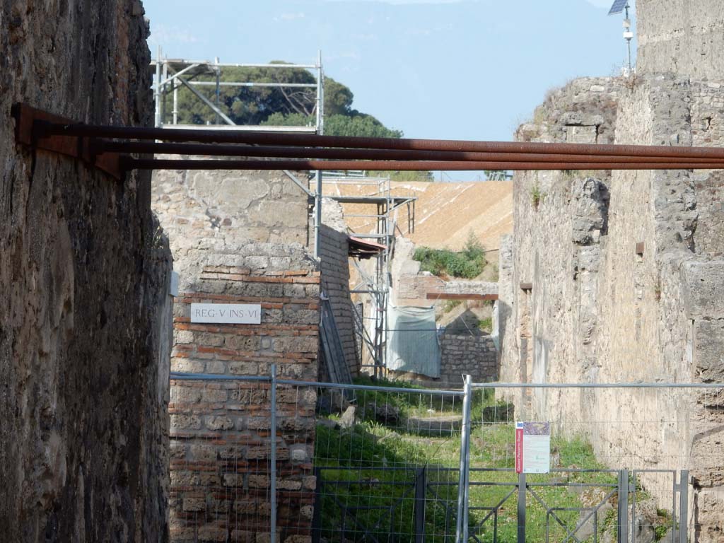 Vicolo delle Nozze d’Argento. June 2019. Looking east from Via del Vesuvio. Photo courtesy of Buzz Ferebee.