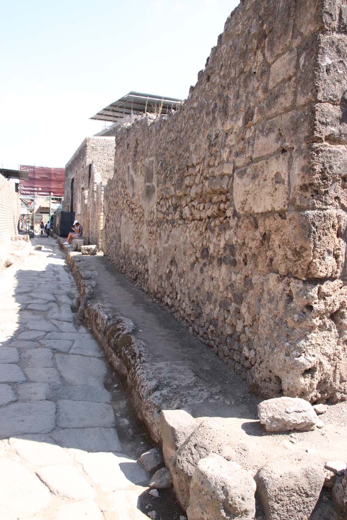 Vicolo delle Nozze d’Argento, south side. September 2021.
Looking east from junction with Vicolo di Cecilio Giocondo, on right. Photo courtesy of Klaus Heese.