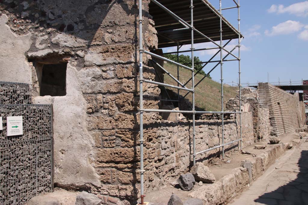 Vicolo delle Nozze d’Argento, north side. September 2021.
Looking east from junction with V.7.1, Casa degli Amorini, (centre left). Photo courtesy of Klaus Heese.