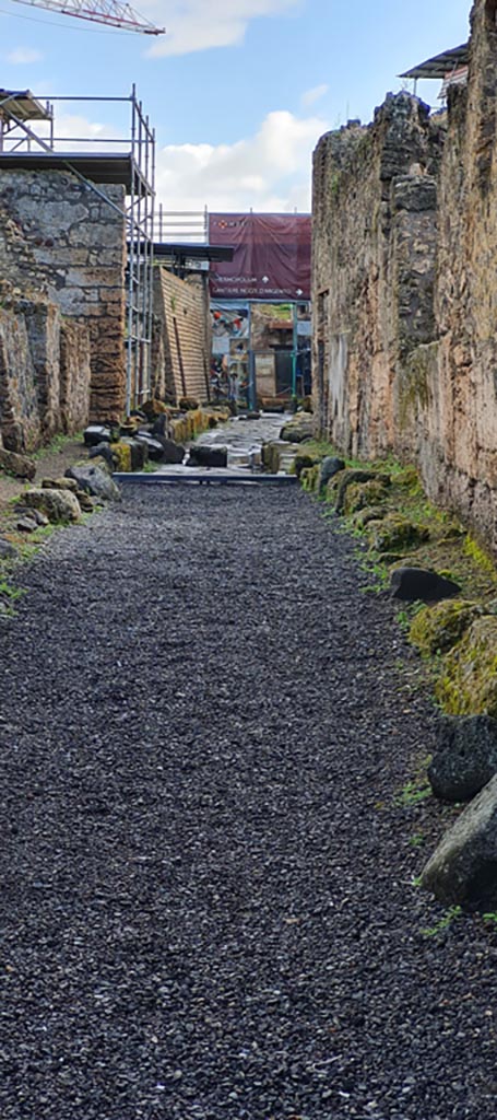 Vicolo delle Nozze d’Argento, Pompeii. April 2022.
Looking east from junction with V.7.1, Casa degli Amorini, on left.
Photo courtesy of Giuseppe Ciaramella.