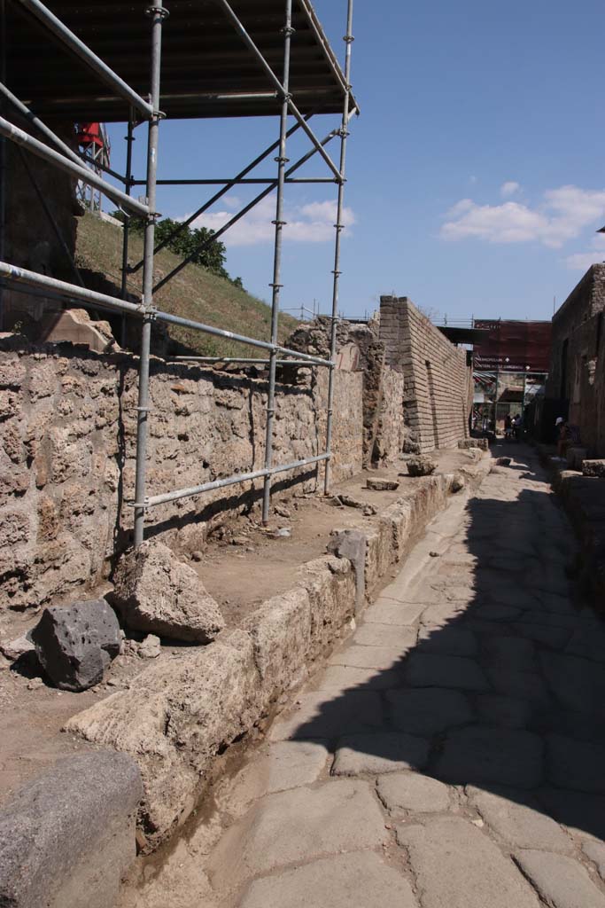 Vicolo delle Nozze d’Argento, north side. September 2021.
Looking east from junction with Vicolo di Cecilio Giocondo. Photo courtesy of Klaus Heese.
The new partly excavated Casa degli Amorini at V.7.1, is on the left.