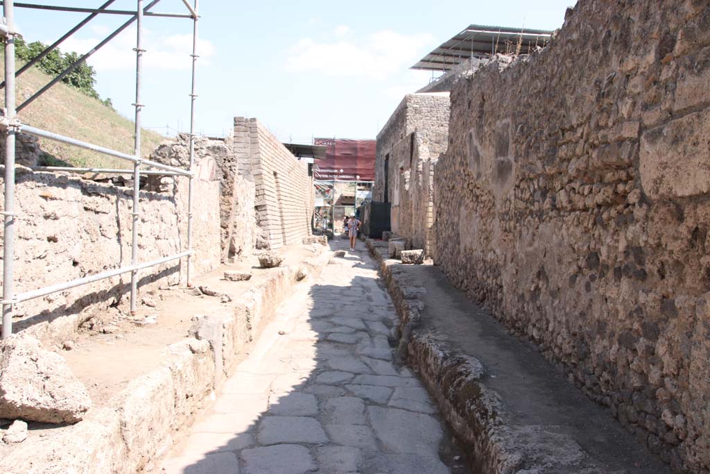 Vicolo delle Nozze d’Argento. September 2021.
Looking towards east end of vicolo from junction with Vicolo di Cecilio Giocondo. Photo courtesy of Klaus Heese.