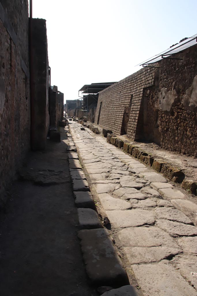 Vicolo delle Nozze d'Argento October 2023.
Looking west between V.2, on left, and V.7, on right. Photo courtesy of Klaus Heese.