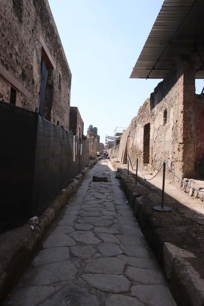 Vicolo delle Nozze d’Argento. September 2021.
Looking west between V.2, on left, and V.7, on right. Photo courtesy of Klaus Heese.
