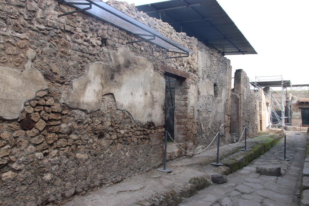 Vicolo delle Nozze d’ Argento, north side, Pompeii. October 2023.
Looking east with V.7.6 in centre, and V.7.7, centre right. Photo courtesy of Klaus Heese.