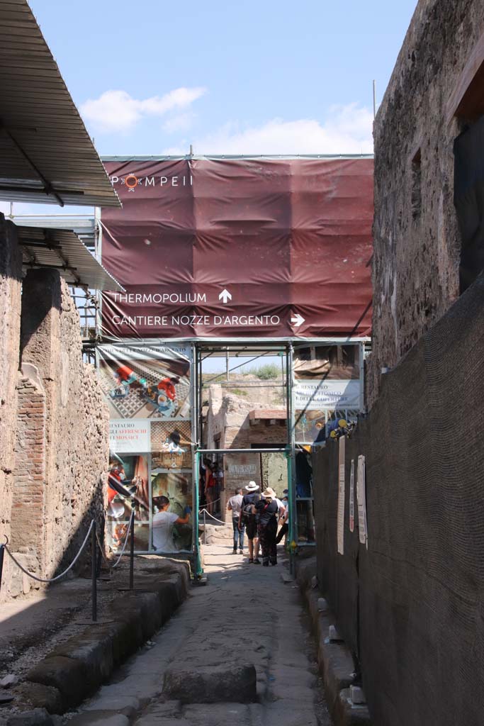 Vicolo delle Nozze d’ Argento, Pompeii. September 2021.
Looking east towards junction with Vicolo dei Balconi, from near V.2.i, on right.
Photo courtesy of Klaus Heese.
