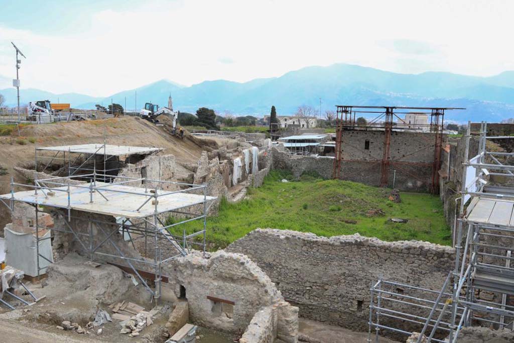 Vicolo delle Nozze d’Argento. 2018. The east end, newly excavated, is in the foreground.
Behind is the green area of the garden of V.2.i and in front is V.7 under excavation.
Vicolo dei Balconi, north end on the left, is running south alongside the garden of V.2.i.
Photograph © Parco Archeologico di Pompei.