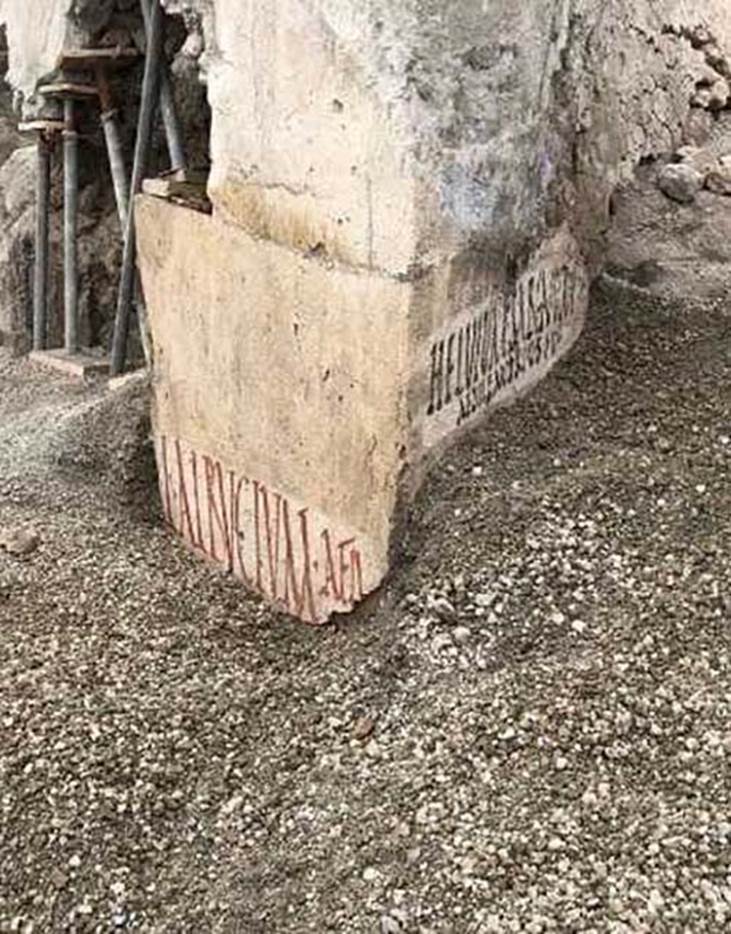 In excavations in 2018 in the Vicolo delle Nozze Argento at north-west corner of junction with the Vicolo dei Balconi, electoral inscriptions were found.
Negli scavi del 2018 nel Vicolo delle Nozze, all'angolo nord-ovest, con il Vicolo dei Balconi, sono state trovate iscrizioni elettorali.
Photograph © Parco Archeologico di Pompei.