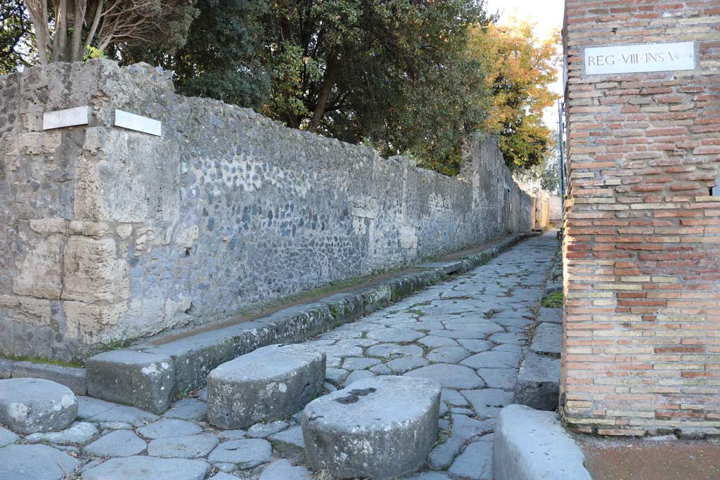 Vicolo delle Pareti Rosse, Pompeii. December 2018.
Looking west between VIII.6, on left, and VIII.5, on right, from junction with Via del Tempio d’Iside. Photo courtesy of Aude Durand.