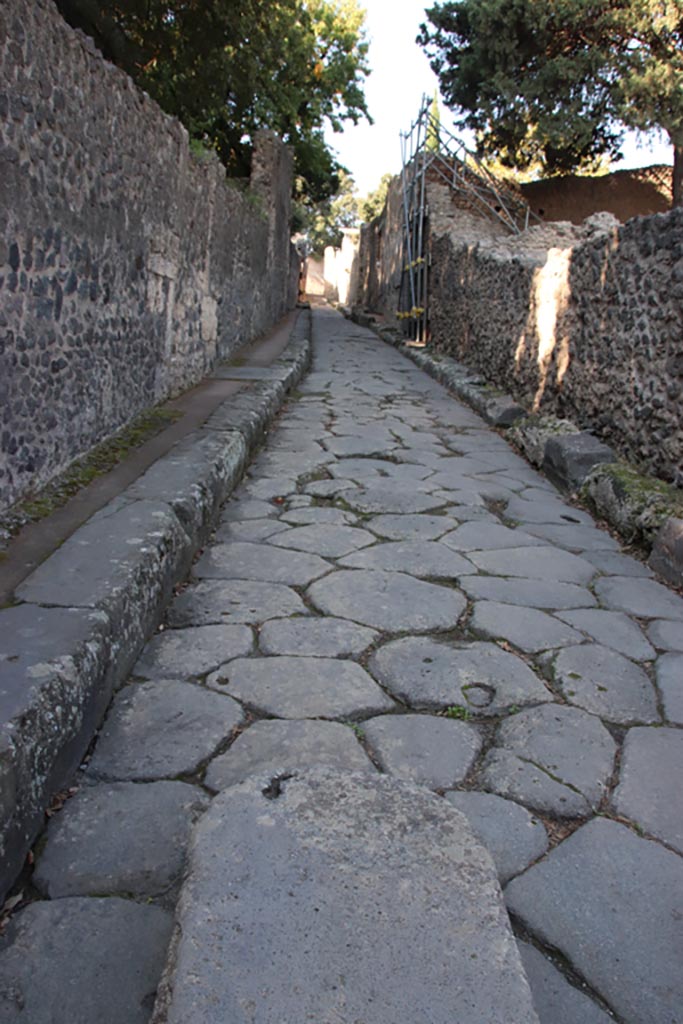 Vicolo delle Pareti Rosse, Pompeii. October 2022.
Looking west between VIII.6. Pompeii, on left, and VIII.5, on right. Photo courtesy of Klaus Heese.