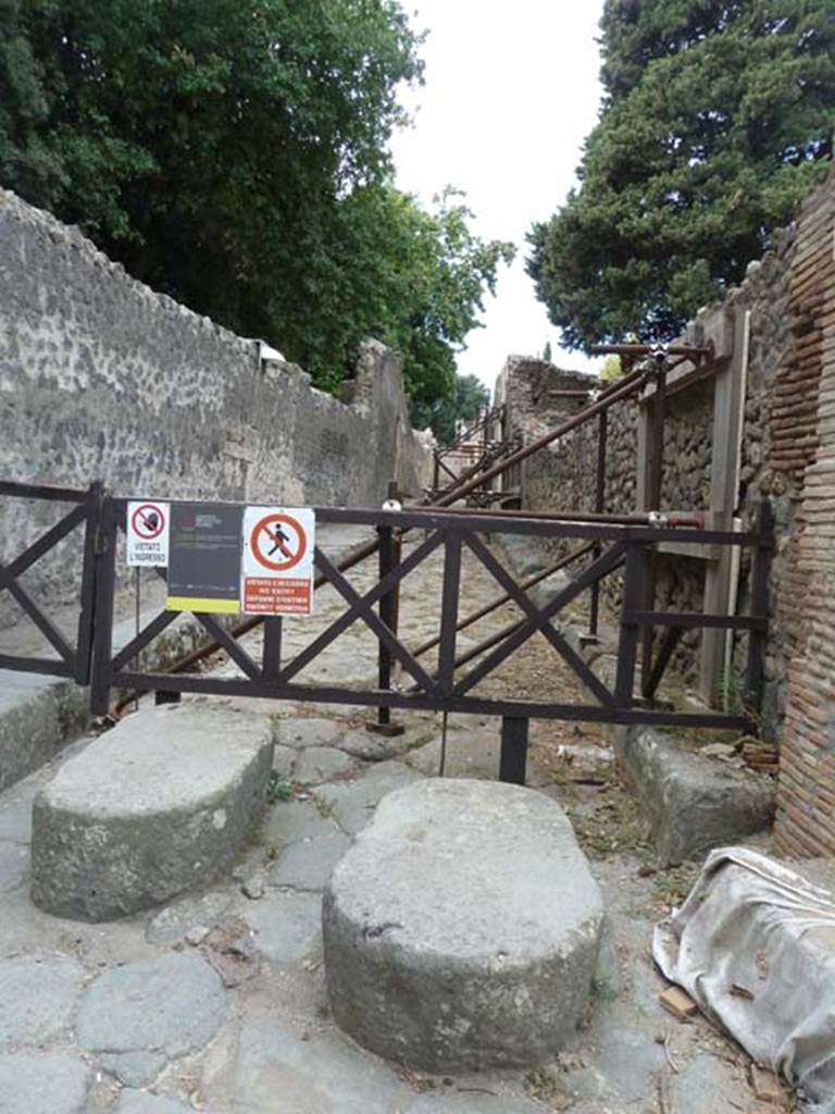 VIII.6. Pompeii, on left. September 2015. Vicolo delle Pareti Rosse looking west.
VIII.5.36 side wall, on right.