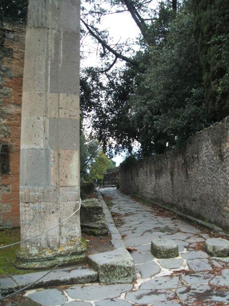 Via dei Teatri between VIII.7 and VIII.6. Looking south from junction with Vicolo delle Pareti Rosse (on right) and Via del Tempio d’Iside (on left). December 2004.