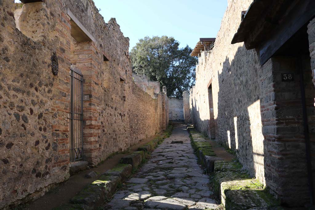 Vicolo delle Pareti Rosse, Pompeii. December 2018.
Looking west between VIII.6.7, on left, and VIII.5.38, on right. Photo courtesy of Aude Durand.