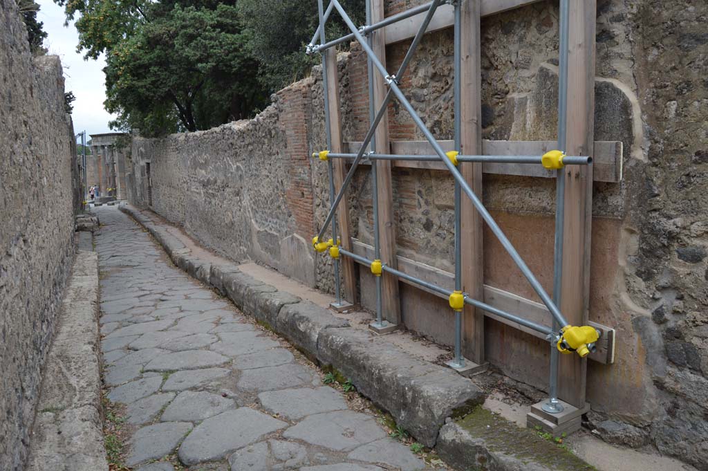 Vicolo delle Pareti Rosse between VIII.5, on left, and VIII.6, on right. October 2017.
Looking east from rear wall of VIII.6.3. with blocked doorway.
Foto Taylor Lauritsen, ERC Grant 681269 DÉCOR.