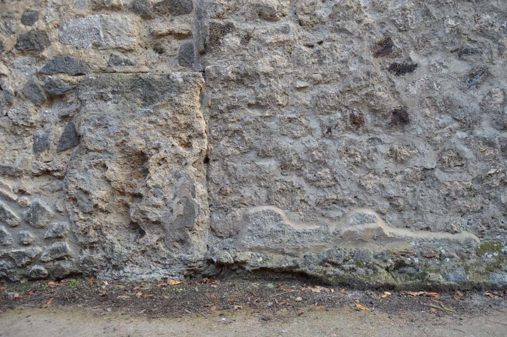 Vicolo delle Pareti Rosse, south side. October 2018.
Separation in street exterior wall showing east end of rear wall of VIII.6.3, on right.
Foto Taylor Lauritsen, ERC Grant 681269 DÉCOR.
