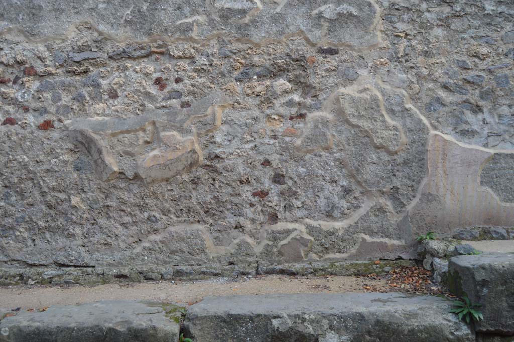 Vicolo delle Pareti Rosse, south side. October 2018. Rear wall of VIII.6.3 with remaining plaster, and step in roadway.
Foto Taylor Lauritsen, ERC Grant 681269 DÉCOR.