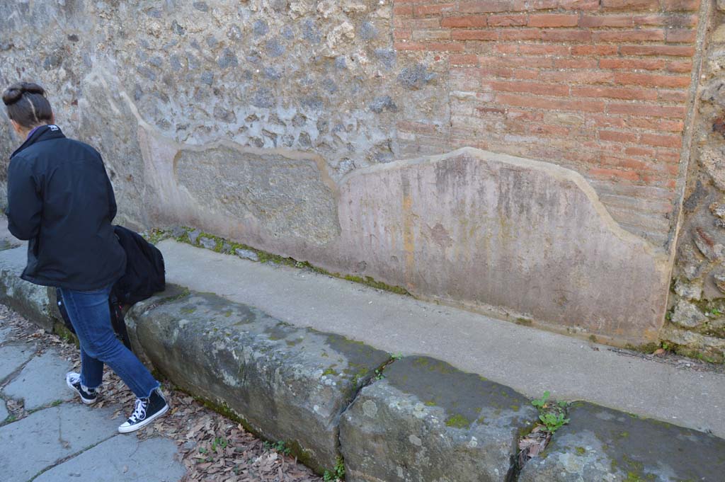 Vicolo delle Pareti Rosse, south side. March 2019. Remaining painted stucco from east side of blocked doorway, on right.
Foto Taylor Lauritsen, ERC Grant 681269 DÉCOR.