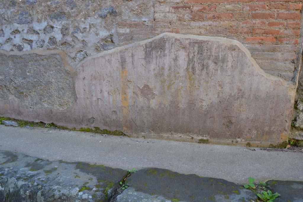 Vicolo delle Pareti Rosse, south side. March 2019. Detail of painted decoration from east side of blocked dooorway.
Foto Taylor Lauritsen, ERC Grant 681269 DÉCOR