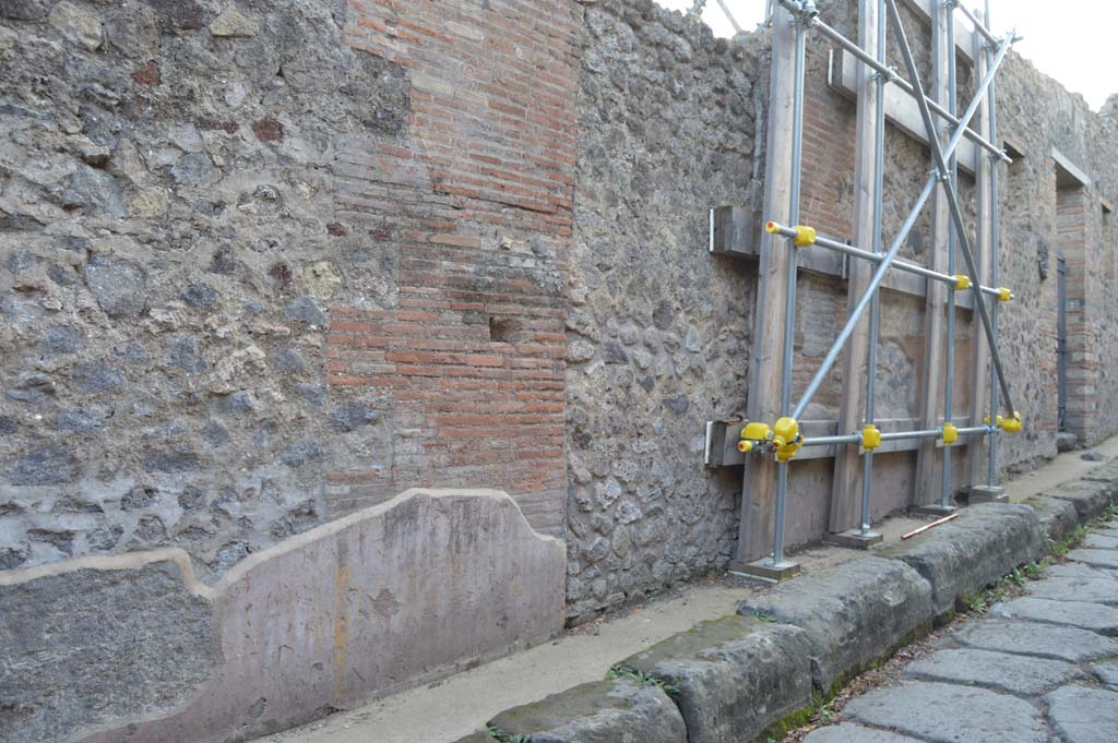 Vicolo delle Pareti Rosse, south side, Pompeii. October 2018.
Looking west along rear wall of VIII.6.3 with blocked doorway, towards VIII.6.7, on right.
Foto Taylor Lauritsen, ERC Grant 681269 DÉCOR.