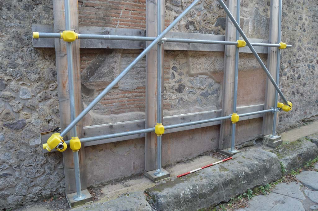 Vicolo delle Pareti Rosse, south side. October 2018. Detail of remaining painted decoration from west side of blocked doorway.
Foto Taylor Lauritsen, ERC Grant 681269 DÉCOR.
