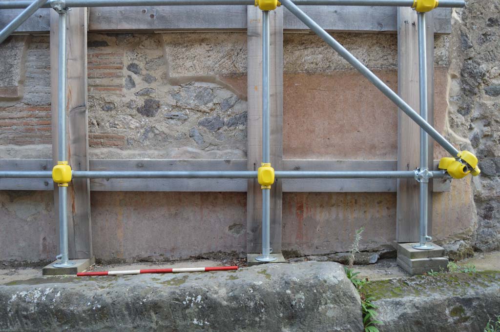 Vicolo delle Pareti Rosse, south side. October 2018. Detail of painted decoration from west side of blocked doorway.
Foto Taylor Lauritsen, ERC Grant 681269 DÉCOR.
