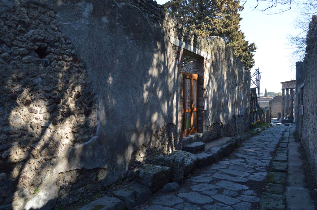 Vicolo delle Pareti Rosse, north side, Pompeii. March 2019. Looking east towards junction with Via dei Teatri.
Foto Taylor Lauritsen, ERC Grant 681269 DÉCOR.