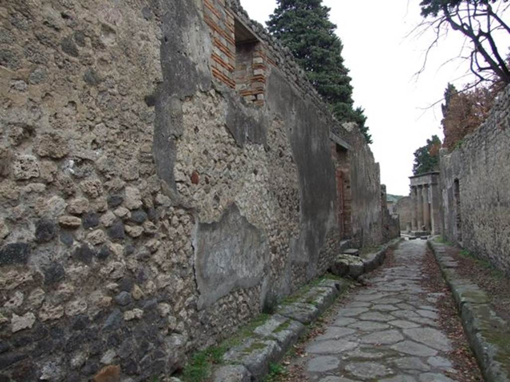 Vicolo delle Pareti Rosse between VIII.5 and VIII.6. Looking east to junction from VIII.5.37. December 2007.