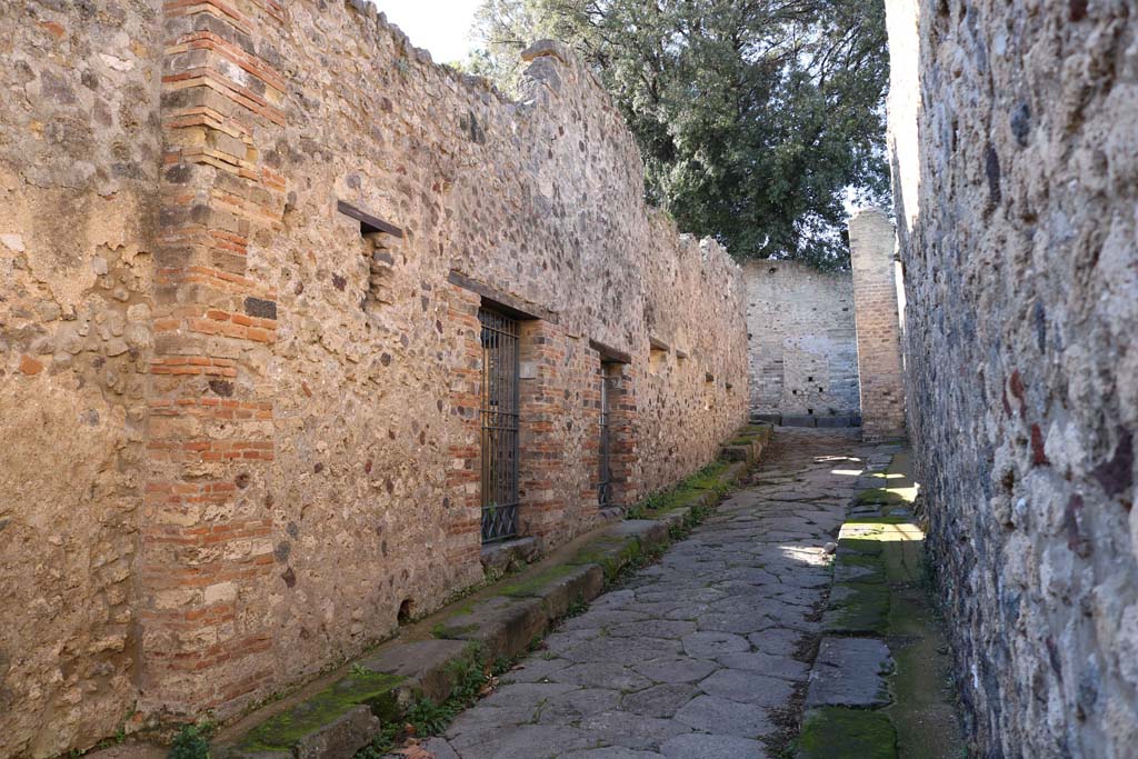 Vicolo delle Pareti Rosse, Pompeii. December 2018. Looking west to junction with Vicolo dei Dodici Dei. Photo courtesy of Aude Durand.