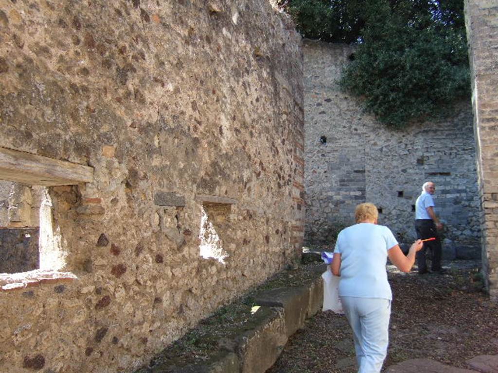 Vicolo delle Pareti Rosse. South side. Looking west to junction with Vicolo dei Dodici Dei. September 2005.
