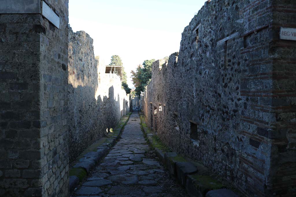 Vicolo delle Pareti Rosse, Pompeii. December 2018.
Looking east from junction with Vicolo dei Dodici Dei. Photo courtesy of Aude Durand.