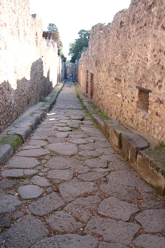 Vicolo delle Pareti Rosse, Pompeii. October 2022.
Looking east from junction with Vicolo dei Dodici Dei. Photo courtesy of Klaus Heese.