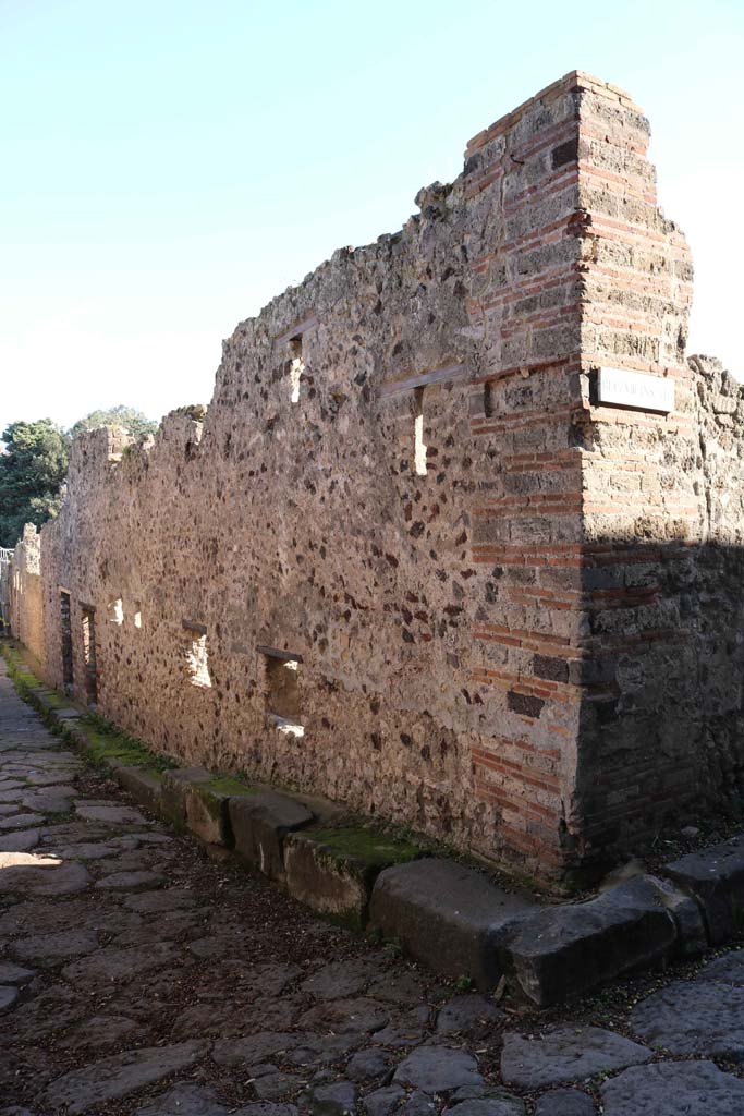 Vicolo delle Pareti Rosse, south side, Pompeii. December 2018.
Looking east from junction with Vicolo dei Dodici Dei. Photo courtesy of Aude Durand.