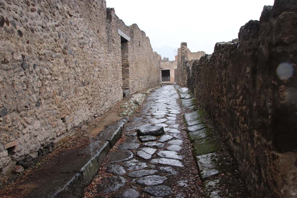 Vicolo dei Dodici Dei between VIII.3 and VIII.5. October 2020. Looking north from junction with Vicolo delle Pareti Rosse.
Photo courtesy of Klaus Heese.
