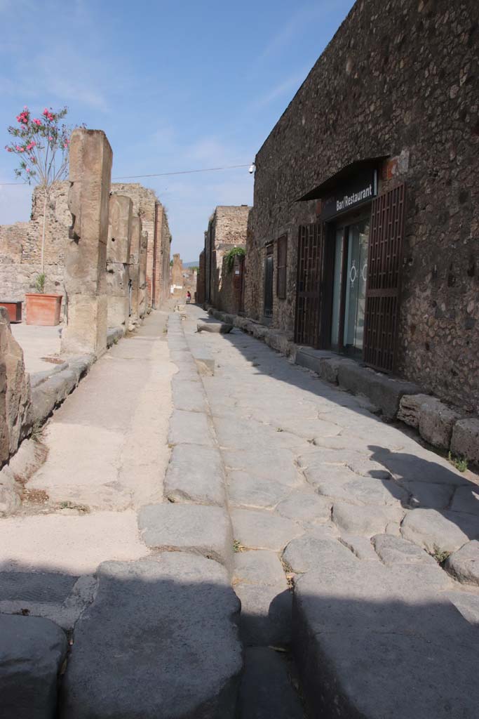 Vicolo delle Terme. September 2021.
Looking north between VII.6 and VII.5 from junction with Vicolo dei Soprastanti.
Photo courtesy of Klaus Heese.