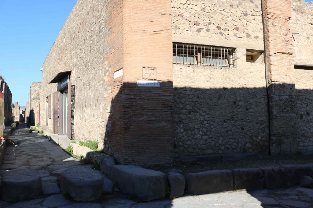 Vicolo delle Terme, on left, Pompeii. December 2018.
Looking north from junction with Vicolo dei Soprastanti, with VII.5.14, on right. Photo courtesy of Aude Durand.